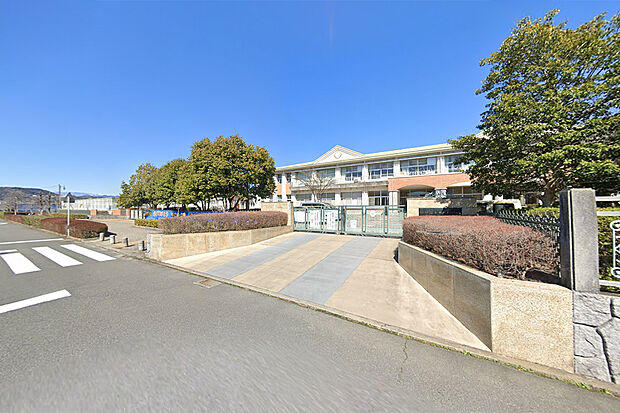 富士中央小学校（約1,550m）