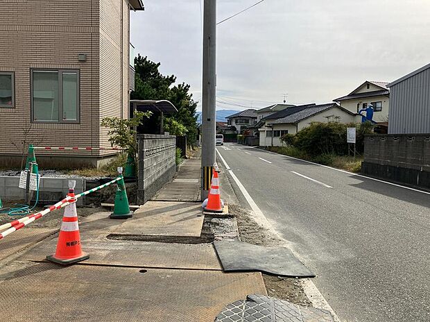 【前面道路含む現地写真】【前面道路含む現地写真】
前面道路は幅員約8.5mで、車の出入庫などもスムーズに行える広さです。周辺は戸建などが建ち並ぶ閑静な住宅地につき、落ち着きのある暮らしが叶います。/2025年10月撮影