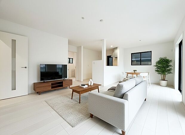 まるで一枚の絵画のように、建築そのものが芸術となる住まい。最高峰のデザイナーズ住宅は、素材・空間・光の三位一体によって生み出される静謐と力強さを併せ持つ存在です。