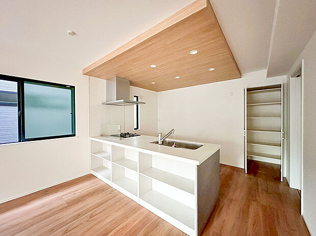 ご家族と会話をしながらのお料理作りは楽しいですよね！対面式のフルオープンタイプのキッチンで、お料理をもっと効率的に、楽しく。ママのお料理作りを快適に楽しくお手伝いする充実の設備が標準装備です！