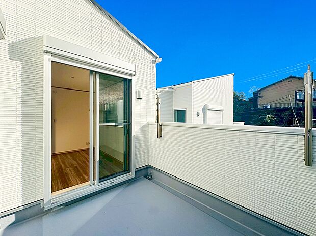 ２台駐車可能なカースペース（車種によります）。セカンドカー用として、自転車置き場や物置場として、お子様の遊ぶスペースとして、ゆとりある敷地だからこそ可能な多用途にご利用いただけるスペースです。