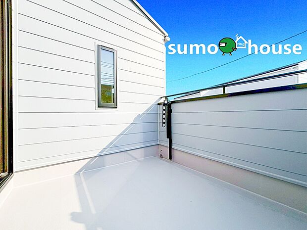 思わず大きく深呼吸したくなる大型バルコニーは空が青く、近く、広く感じる事が出来ます。周囲には高い建物のないエリアですので、どこまでも見渡せます。隅々まで陽が差しこみ、お洗濯物もあっという間に乾きそう