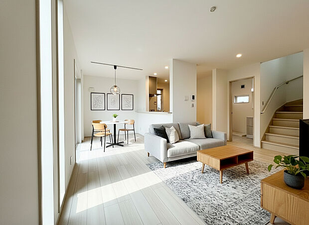 まるで一枚の絵画のように、建築そのものが芸術となる住まい。最高峰のデザイナーズ住宅は、素材・空間・光の三位一体によって生み出される静謐と力強さを併せ持つ存在です。