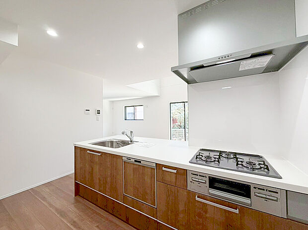 まるで一枚の絵画のように、建築そのものが芸術となる住まい。最高峰のデザイナーズ住宅は、素材・空間・光の三位一体によって生み出される静謐と力強さを併せ持つ存在です。