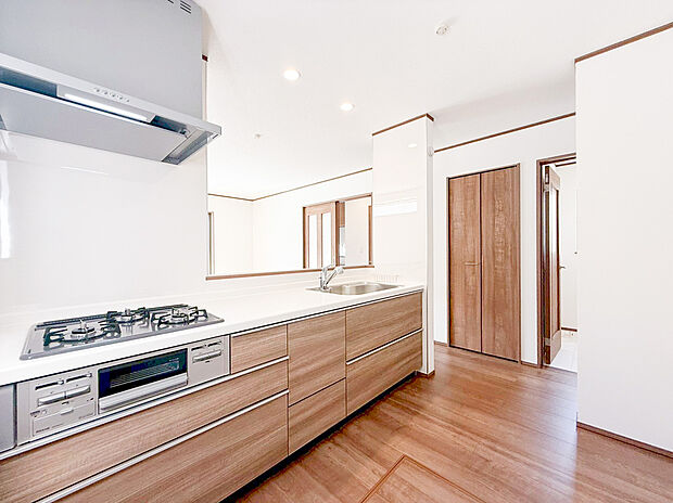 ご家族と会話をしながらのお料理は楽しいですね。出来上がった料理をお子さんが運ぶなどお手伝い時間も増えそう！