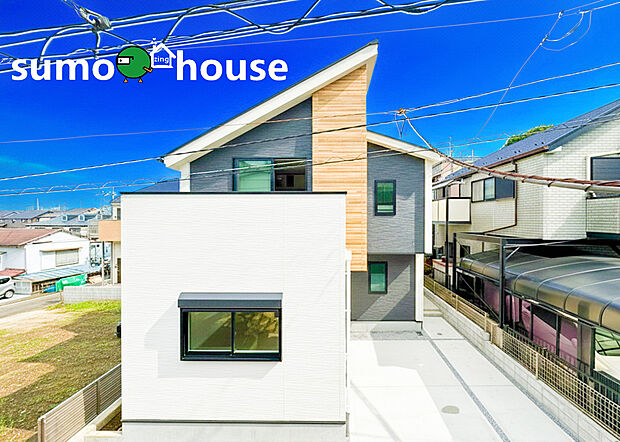 大切なご家族が集まるからこそＬＤＫはこだわりたいですよね！休日はおひさまの光をたっぷりと取りこめるリビングでゆったりと過ごしませんか？子供たちが元気に笑いながら走り回っている姿が目に浮かぶ空間です。