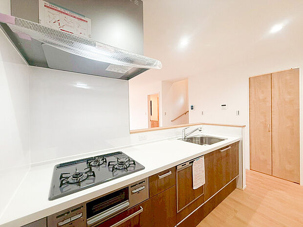 リビングで遊ぶお子様を見守りながらお料理が出来る対面式カウンターキッチンは、料理をしながらでもご家族との会話を楽しめます！大切なご家族をいつも身近に感じられ、毎日のお料理も楽しくなりますね！