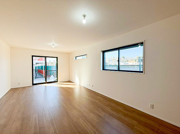 南面の大きなテラス窓から心地よい陽光が差し込む、明るいリビング空間です。お部屋の隅々まで自然光が行き渡り、日中は照明なしでも快適にお過ごしいただけます。暖かな光に包まれる暮らしを叶えます。