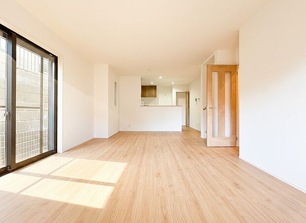 室内光のシャワーが降り注ぐリビングは、家族が自然と集まりたくなる、住まいの中心。温かな陽だまりが、日常の何気ない団らんを特別なひとときへと変えてくれます。