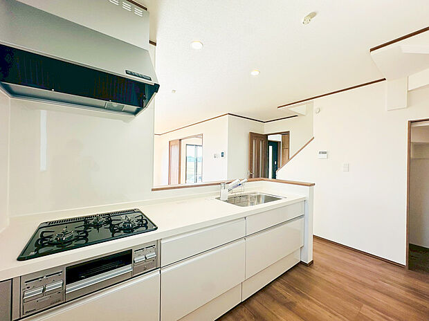 清潔感あふれる白を基調としたシステムキッチン 。リビングが見渡せる対面式カウンターで、家族との会話を楽しみながら調理ができます。