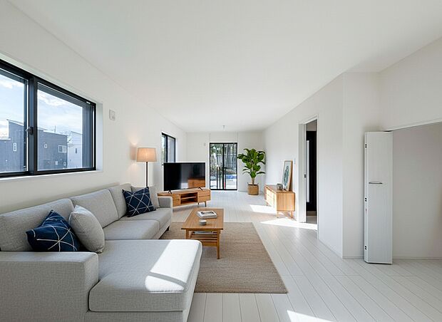 大切なご家族が集まるからこそLDKは拘りたいですよね!天井をスッキリと見せお掃除が楽なダウンライトと、天井に光を当て落ち着いた雰囲気を演出するコーブ照明の効果でオシャレなLDKとなっています。