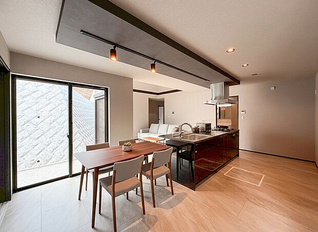 室内は白を基調とした洗練されたデザインで、木目調のアクセントが温かみを添えるモダンな仕上がりです 。家族が集まり、ゆったりと寛げる工夫が随所に散りばめられた、憧れの平屋ライフを叶えるリビングです 。