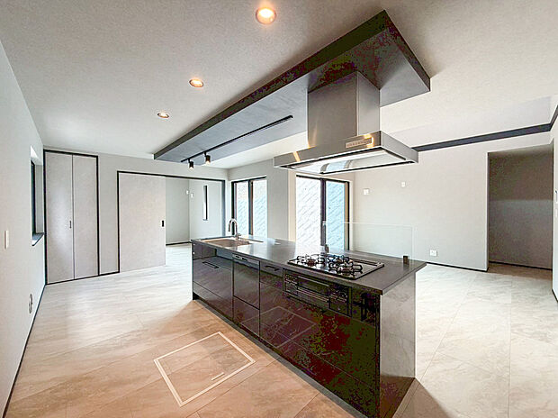 目の前に広がるLDKの圧倒的な吹き抜け空間と窓から繋がるテラスを眺めながら開放感あふれる気分でお料理を楽しめます。機能美とデザイン性が融合し日々の家事を特別な時間へと変えてくれる主役級のキッチンです。