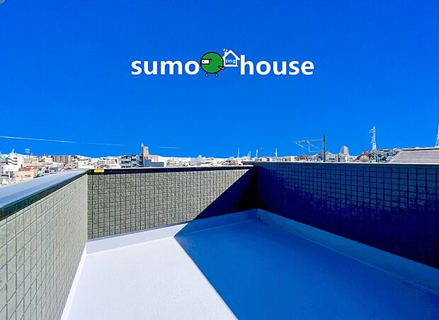 青く澄み渡る空を独り占めできる、圧倒的な開放感が魅力のスカイルーフバルコニーです。周囲に高い建物がなく、心地よい陽光と風を感じながら、街並みを見渡すパノラマ眺望を存分に楽しめます。