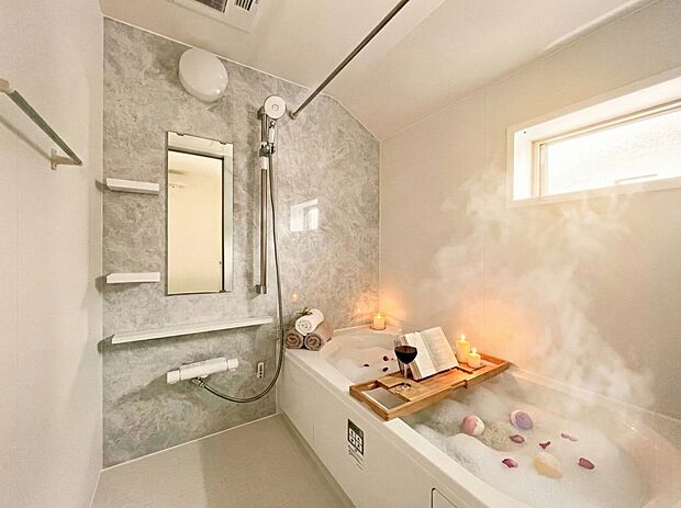 一日の疲れを癒す場として、ゆったりと足を伸ばしてくつろげる綺麗で清潔感のある色味の浴室。気持ちの良い光と爽やかな風をたっぷりと取りこめる開閉式の窓も設置しています。(家具等はCGです)