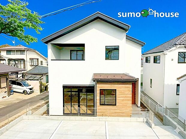 まるで一枚の絵画のように、建築そのものが芸術となる住まい。最高峰のデザイナーズ住宅は、素材・空間・光の三位一体によって生み出される静謐と力強さを併せ持つ存在です。