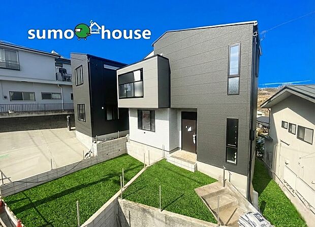 深く豊かな緑と爽快な青い空を感じる、まるで杜の中に暮らすような心地よさを存分に堪能いただける邸宅です。シンプルな色目の洗練された住宅が、便利で快適な新生活をお届けいたします。(外構等はCGです)