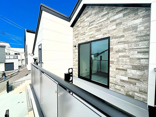 南に大きく面したバルコニーは太陽の温かな温もりをめいいっぱい受け止めてくれます。太陽の光と爽やかな風を受けたお洗濯物はあっという間に乾き、取りこむ時には太陽の匂いを感じられそうですね。