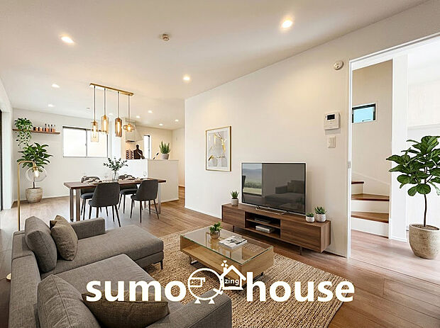 家族が集まるLDKは16.35帖の広々とした空間です。写真の通り、落ち着いた色合いのフローリングが上質な空間を演出。(家具等はCGです)