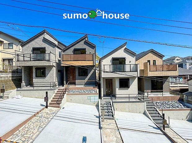 1棟ごとに異なる表情を持つモダンな外装が、分譲地ならではの統一感と個性を両立しています。高台に位置し、前面道路からの視線が気になりにくいプライバシーに配慮された設計も魅力 。