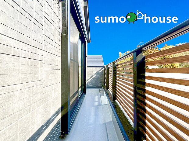 南向きの設計により、たっぷりとした陽光が差し込む明るい空間です 。木目調のルーバーフェンスは、外からの視線を程よく遮りながらも、心地よい風と光を通すデザイン性と機能性を両立 。