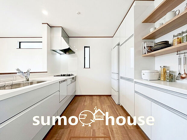 白を基調とした清潔感のあるシステムキッチン。全棟に食洗機と浄水器内蔵の混合水栓を完備し、日々の家事を強力にサポートします 。(家具等はCGです)