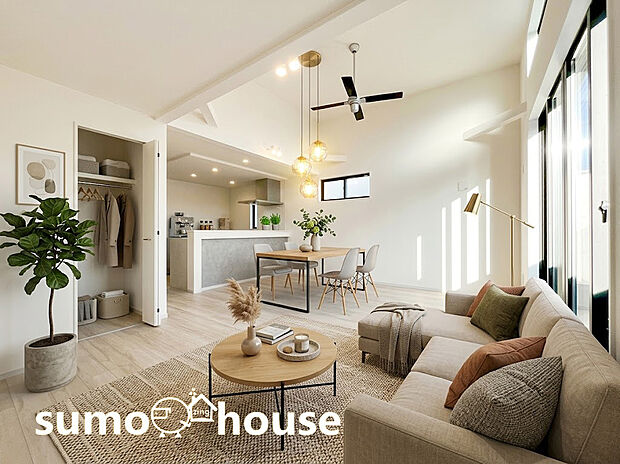 南側の掃き出し窓から、隣接するバルコニーへと視線が抜ける開放的な間取りです。リビング全体を見渡せるオープン対面式キッチンを採用し、料理中も家族との会話が弾みます。(家具等はCGです)