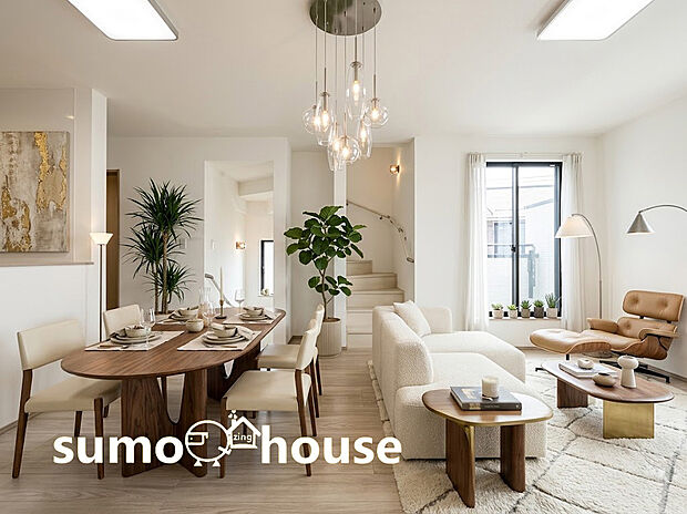 洗練された照明と木の温もりが調和する、開放感あふれるLDK。明るい光が注ぐ広々LDK。洗練された照明と木の温もりが家族の日常を優雅なひとときへと変えてくれます。(家具等はCGです)