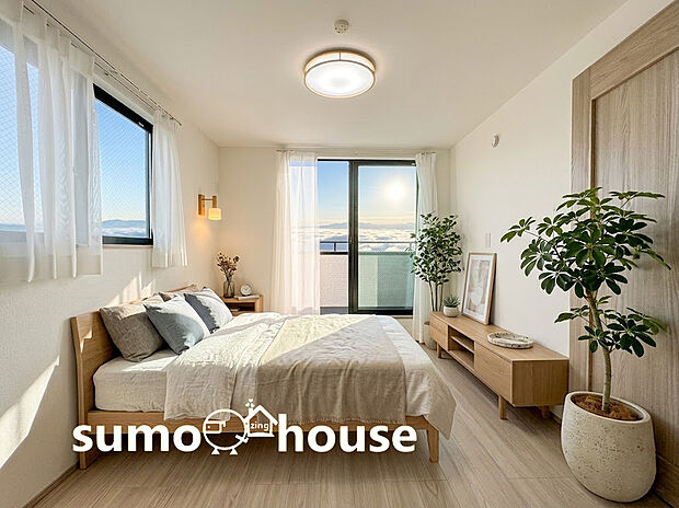 木目調の建具と白壁が調和し、ZEH水準の快適さと共に、一日の疲れを癒す上質な安らぎ空間。朝日が差し込む明るい主寝室。木の温もりを感じる内装と高い開放感が、上質な目覚めを演出します。(家具等はCGです)