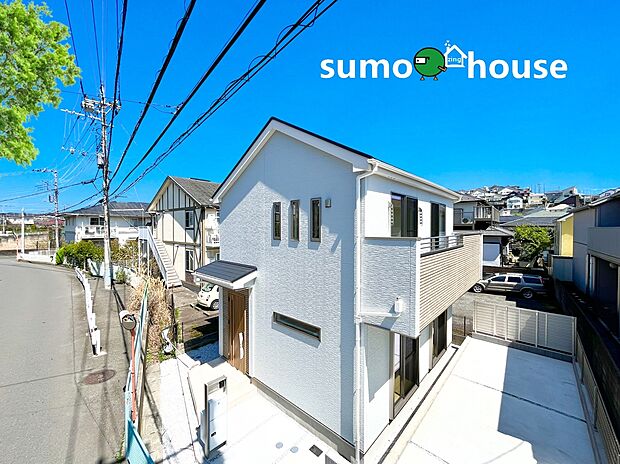 【あざみ野エリアの洗練された暮らしを】洗練された街並みが魅力の青葉区大場町。家族の笑顔があふれる広々16.3帖のLDKと、毎日を豊かにする最新設備が揃った、こだわりの詰まった邸宅です。