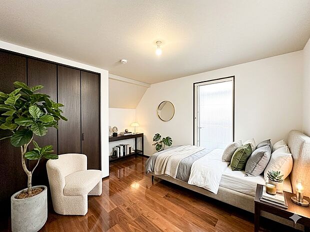 全居室にクローゼットを完備しており、お部屋を最大限に広く活用できる設計です 。室内はいつも明るい印象なので気持ちの良い朝を迎えられます。毎日の生活も明るくなりそう。(家具等はCGです)