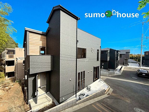 【類似外観同仕様】施工例の為、分譲中の建物とは外壁、屋根開口部等の形状・仕様が異なります。