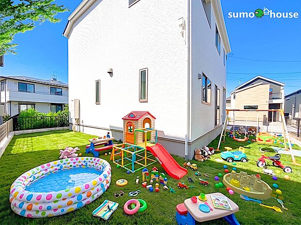 ゆとりの敷地面積が叶える広々としたお庭。お子様とのプールや家庭菜園も楽しめます。目の前に広がる開放感とゆとり、暮らしの夢を育む理想の住まいがここにはあります。(家具等はCGです)