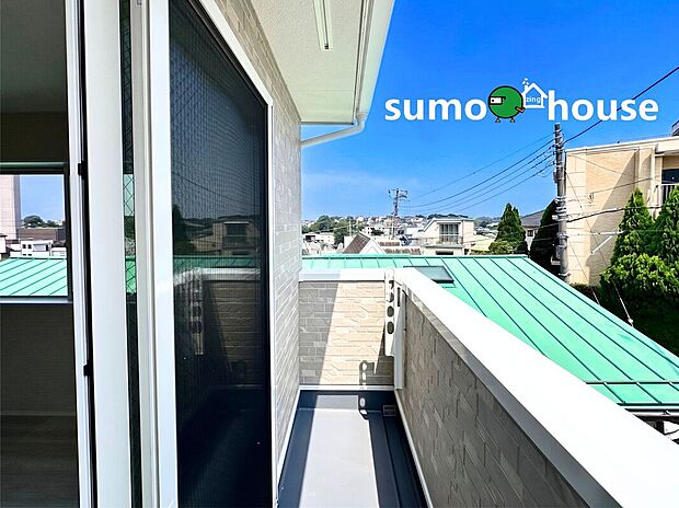 リビングから直接出入りできる大変便利な動線となっており、家事の合間に外の空気を吸って手軽に息抜きができますよ。網戸も最初からしっかりと備え付けられており、爽やかな風を室内に取り込んで快適に過ごせます。