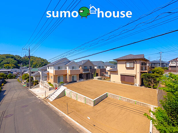 青葉区あかね台の閑静な第一種低層住居専用地域に位置する全57坪超のゆとりある分譲地です。周辺は緑豊かで落ち着いた住環境が広がり、南からの暖かい陽光をたっぷりと取り込める明るい敷地となっております。