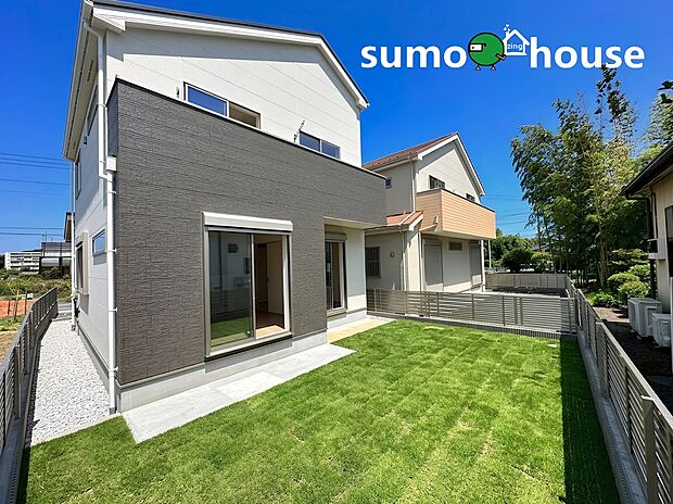 約50坪の敷地面積を活かし、建物の南側には広々としたお庭が設けられています。お子様の安全な遊び場として利用できるほか、家庭菜園やガーデニングなど多彩な趣味を存分に楽しめます。(芝生等はCGです)