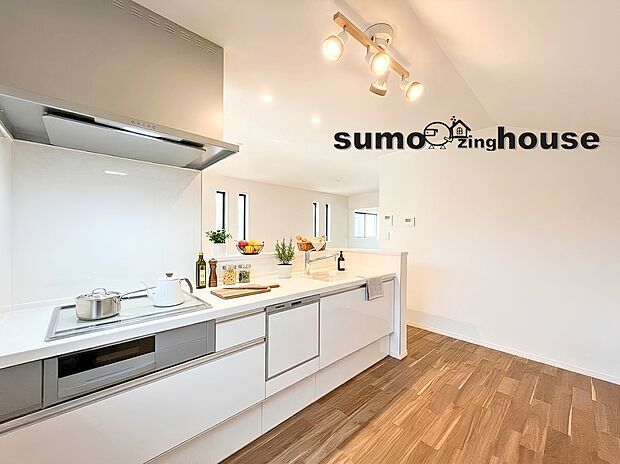 人気の高い対面式のシステムキッチンを採用しており、美味しいお料理や手料理を作りながらリビングやダイニングにいるご家族やゲストとの楽しい会話を途切れることなく満喫していただけます。(家具等はCGです)