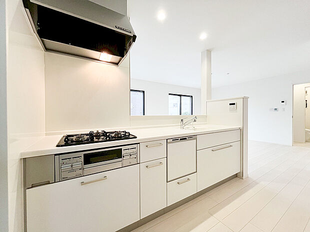 【システムキッチン】スライド収納付きのシステムキッチン。パスタ鍋や圧力鍋、フライパンなどもおしまい頂け、出し入れもスムーズ。収納たっぷりなので料理器具や調味料など細かな物も取りやすく、お子様と一緒にお料理も楽しめます。