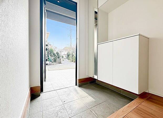 【玄関収納】下駄箱は可動棚タイプになっていますので、脚の長いブーツや長靴もたっぷり収納いただけます。いつも気持ちよくご家族をむかえられるよう、玄関下駄箱収納をフル活用してスッキリとした玄関を保ってください。