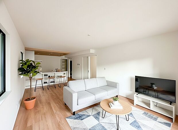 【リビング】大切なご家族が集まるからこそＬＤＫはこだわりたいですよね！休日はおひさまの光をたっぷりと取りこめるリビングでゆったりと過ごしませんか？子供たちが元気に笑いながら走り回っている姿が目に浮かぶ空間です。