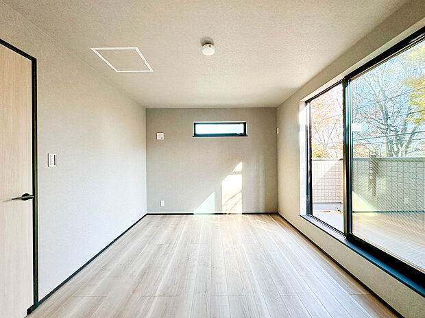 【洋室】光が取り込みやすい2面採光の居室。日当たり良好です。しっかりとした大きさのクローゼットを完備し、収納スペースも十分。初めてのお子様にとっての「自分の部屋」。学習デスクやベッドの配置もラクラクです。