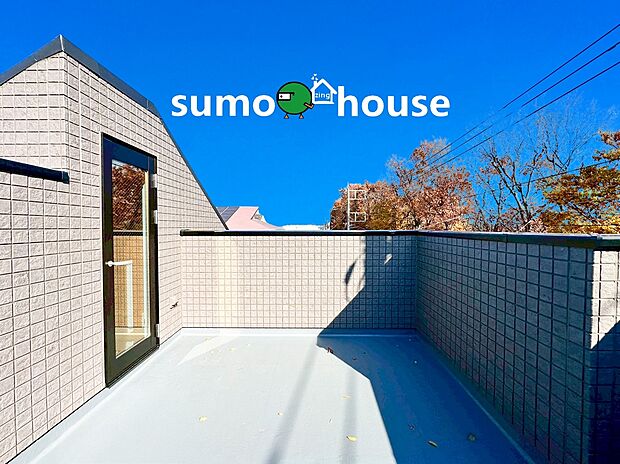 【ルーフバルコニー】思わず大きく深呼吸したくなるルーフバルコニーは空が青く、近く、広く感じる事が出来ます。周囲には高い建物のないエリアですので、どこまでも見渡せます。隅々まで陽が差しこみ、お洗濯物もあっという間に乾きそう。