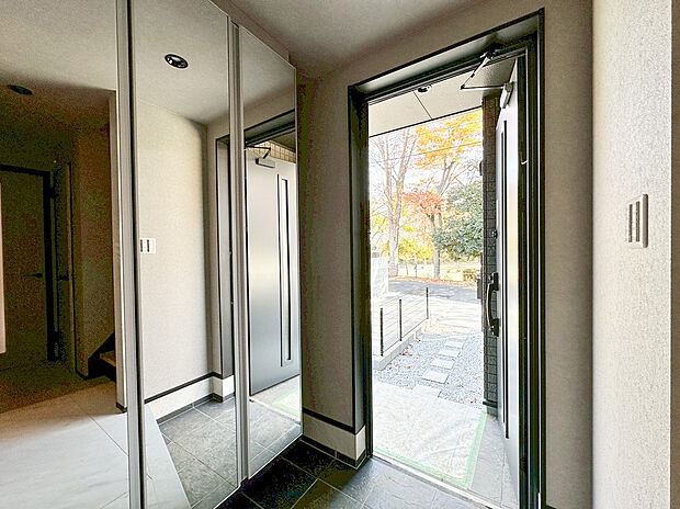 【玄関】出勤前の身支度チェックに欠かせない姿見を玄関に備え付けました。気持ちの良い一日の始まりは笑顔でスタートしたいですよね。自分の顔もチェックして、そんなイキイキとした暮らしが送れる生活が待っています。