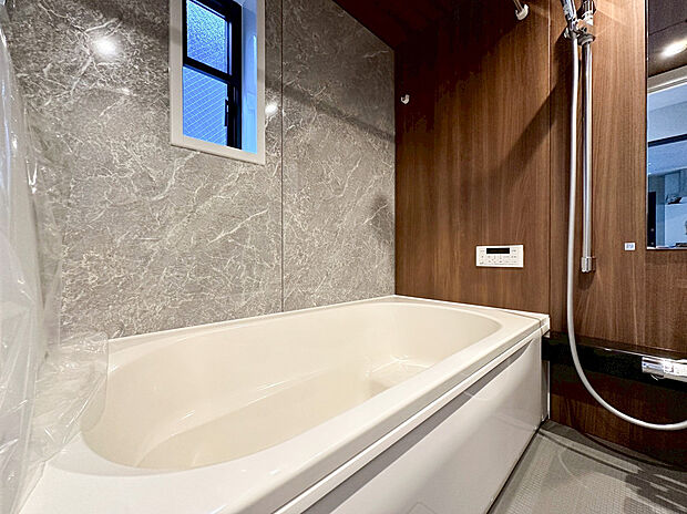 【ユニットバス】ゆったり入れる一坪バス。足を伸ばして入れるサイズは一日の疲れを癒すのに嬉しい広さですね。またお子様と一緒の入浴も充分な広さです。追い焚き機能や保温機能付きで快適なバスタイムをお楽しみください。