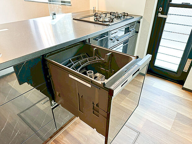 【食洗機】食器洗乾燥機付きで家族の食器もピカピカ。後片付けもラクラクこなせて、環境にもママの手にも優しい設備です。システムキッチン内に納まっているので、お料理の邪魔にもならずスッキリ快適にご利用いただけます。