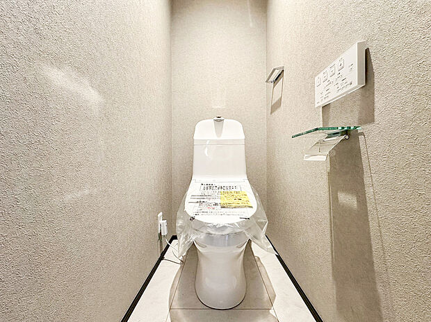 【ウォシュレットトイレ】洗浄機能付き便座を標準装備。冬の寒い時期には暖房機能も活躍。快適にご利用いただけます。