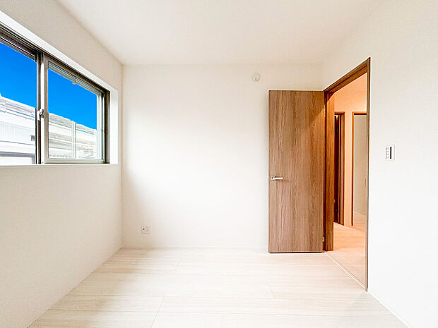 【居室】光が取り込みやすい2面採光の居室。日当たり良好です。しっかりとした大きさのクローゼットを完備し、収納スペースも十分。初めてのお子様にとっての「自分の部屋」。学習デスクやベッドの配置もラクラクです。