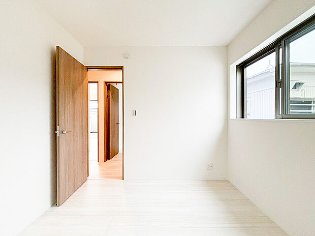 【居室】家族の成長に寄り添う、ゆとりある居室空間。子ども部屋としてはもちろん、学びや遊びの場としても活躍し、年齢に応じて柔軟に使える設計が魅力です。窓から差し込む自然光が、毎日の暮らしに優しい彩りを添えます。