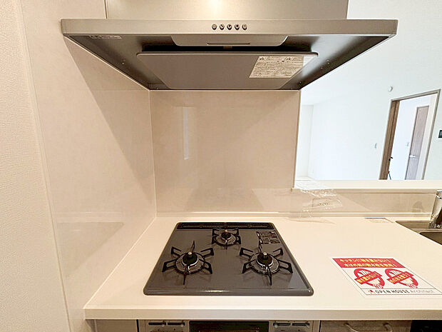 【システムキッチン】新しいキッチンは食事の支度が捗ります。お手伝いをしてくれるお子様と並びながら準備や片付けが出来るキッチンは、ご家族のコミュニケーションを育む場として活躍します。何気ない時間ですが、大切にしたいですね。