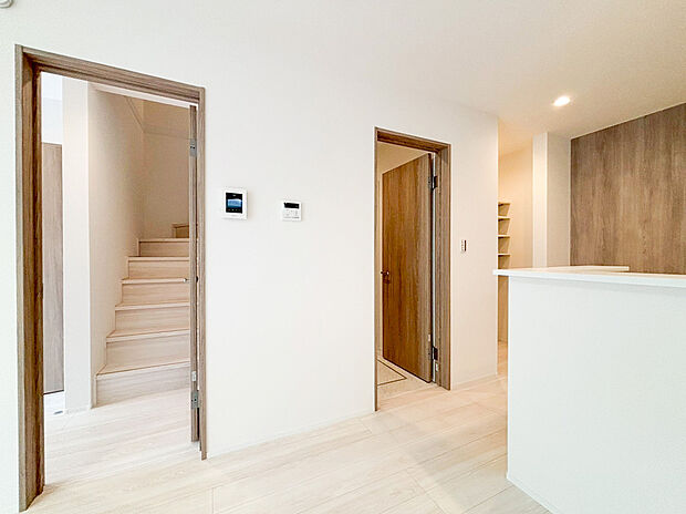 【パントリー収納】キッチン横にはパントリースペースを完備。食べ盛りのお子様がいるご家庭や平日共働きで忙しくなかなか何度も買い物に行けないママにとって非常に便利な収納スペースです。あったらいいなが標準装備の家です。